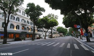 Nhà cổ Hà Nội phô bày nét đẹp khi vắng bóng hàng quán và xe cộ