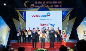 Ông Nguyễn Hoàng Nguyên - Phó Giám đốc Trung tâm CNTT VietinBank nhận Danh hiệu Sao Khuê 2017 cho sản phẩm BankPay. Ảnh: Thanh Nga