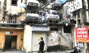 Nhiều chung cư cũ trên địa bàn TP Hà Nội cần được xây dựng lại.