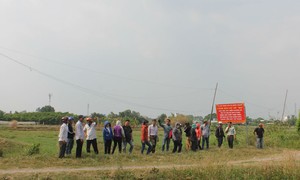 Chính quyền TP HCM cắm biển cảnh báo khu vực thuộc một dự án “ma”.