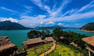 Các khu du lịch tại Hòa Bình góp phần phát triển kinh tế, tạo việc làm, tăng nguồn thu ngân sách, nâng cao thu cho người dân địa phương.