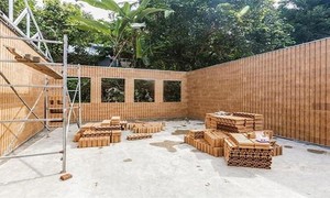 Các bức tường được lắp ráp từ nhựa tái chế.