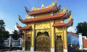 Cận cảnh Nhà thờ Tổ sơn son thếp vàng của NS Hoài Linh