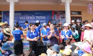 Cán bộ nhân viên VietABank trao quà tận tay trẻ em vùng lũ lụt Quảng Bình