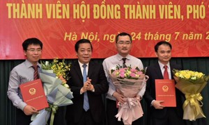Phó Thống đốc NHNN Nguyễn Kim Anh trao Quyết định và tặng hoa chúc mừng các đồng chí được bổ nhiệm. Ảnh NHNN