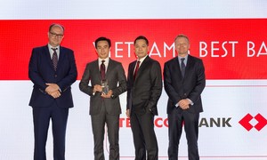 Ông Trịnh Bằng và Ông Bá Dũng (giữa) đại diện Techcombank nhận giải thưởng từ Euromoney