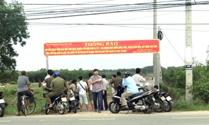 UBND xã Long Thọ treo thông báo khuyến cáo người dân