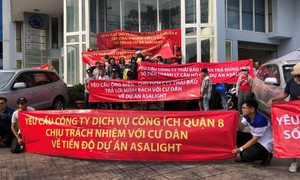 Khách hàng tại TP Hồ Chí Minh căng băng rôn phản đối dấu hiệu vi phạm của một dự án bất động sản