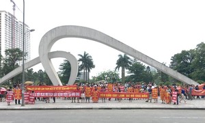 Cư dân chung cư đoàn ngoại giao căng băng rôn yêu cầu chủ đầu tư sớm làm thủ tục cấp sổ hồng.