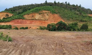 Một ngọn núi ở thôn Đa Hoa, xã Tu Tra bị đào đất, đá trái phép.