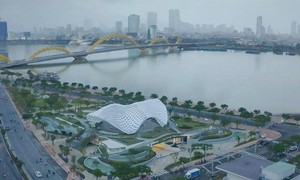 Công trình công viên APEC mở rộng là điểm nhấn thơ mộng bên dòng sông Hàn. Ảnh: VGP/Lưu Hương.
