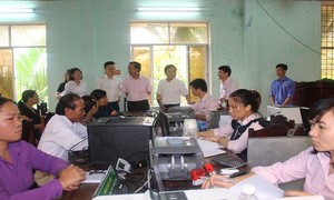 Đoàn công tác kiểm tra tại điểm giao dịch xã Phong Hiền (Phòng Điền, tỉnh TT- Huế)