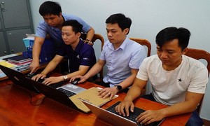 Những cảnh sát trẻ thường xuyên tác chiến trên không gian mạng để vây bắt tội phạm.