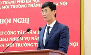 Phó giám đốc Sở TN&MT Hà Nội báo cáo tại hội nghị.