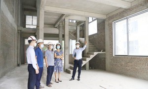 Khách hàng cùng đại diện Him Lam Land kiểm tra và hài lòng với chất lượng công trình