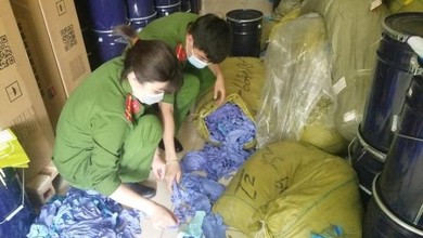 Phát hiện gần 3 tấn găng tay y tế không rõ nguồn gốc