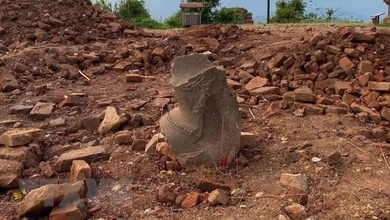 Một mảnh vỡ nghi là tượng Chăm cổ được phát hiện tại tháp Bánh Ít (Ảnh: TTXVN)