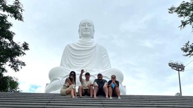 Nhóm du khách Nga chụp ảnh lưu niệm với tượng Kim thân Phật tổ tại chùa Long Sơn, TP Nha Trang vào tháng 2/2022. Ảnh: NVCC