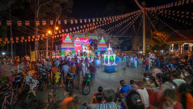 Người Khmer đi chơi Tết vào đêm giao thừa 13/4 tại Sóc Trăng. Ảnh: Huỳnh Phương