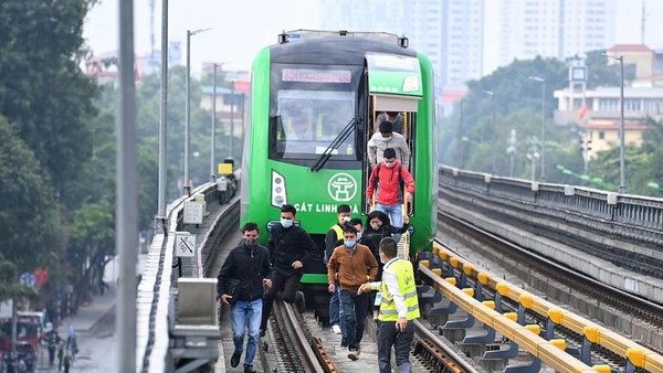 Tàu Cát Linh đột ngột dừng trong mưa dông, lãnh đạo Metro Hà Nội nói gì?