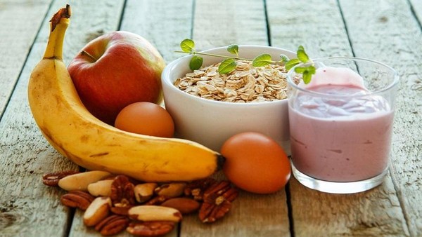 Kết hợp yến mạch và trái cây cho bữa sáng đủ dinh dưỡng.
