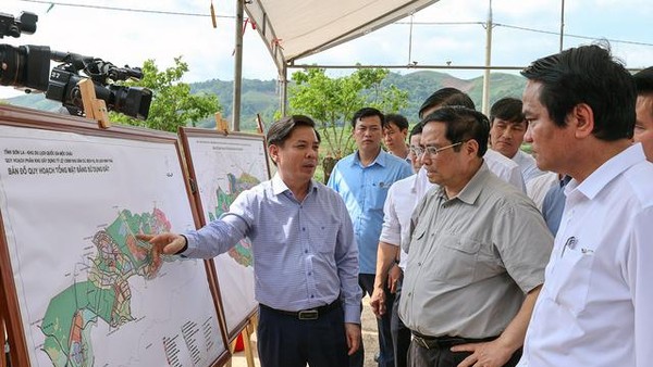 Thủ tướng Phạm Minh Chính xem bản đồ quy hoạch tổng mặt bằng sử dụng đất dự án cao tốc Hòa Bình - Mộc Châu.