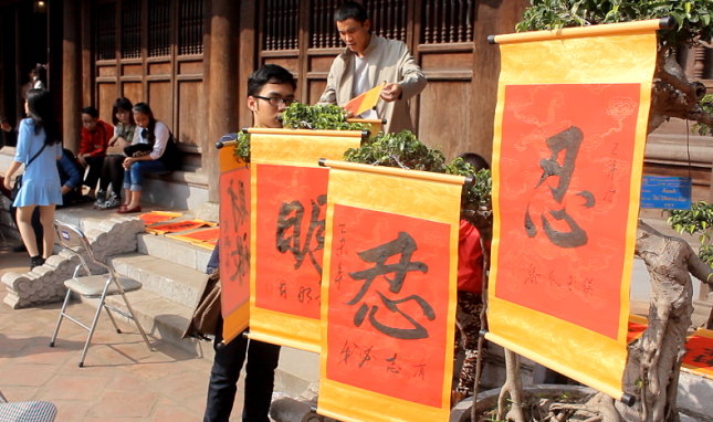 Chen chân xin chữ ở Văn Miếu