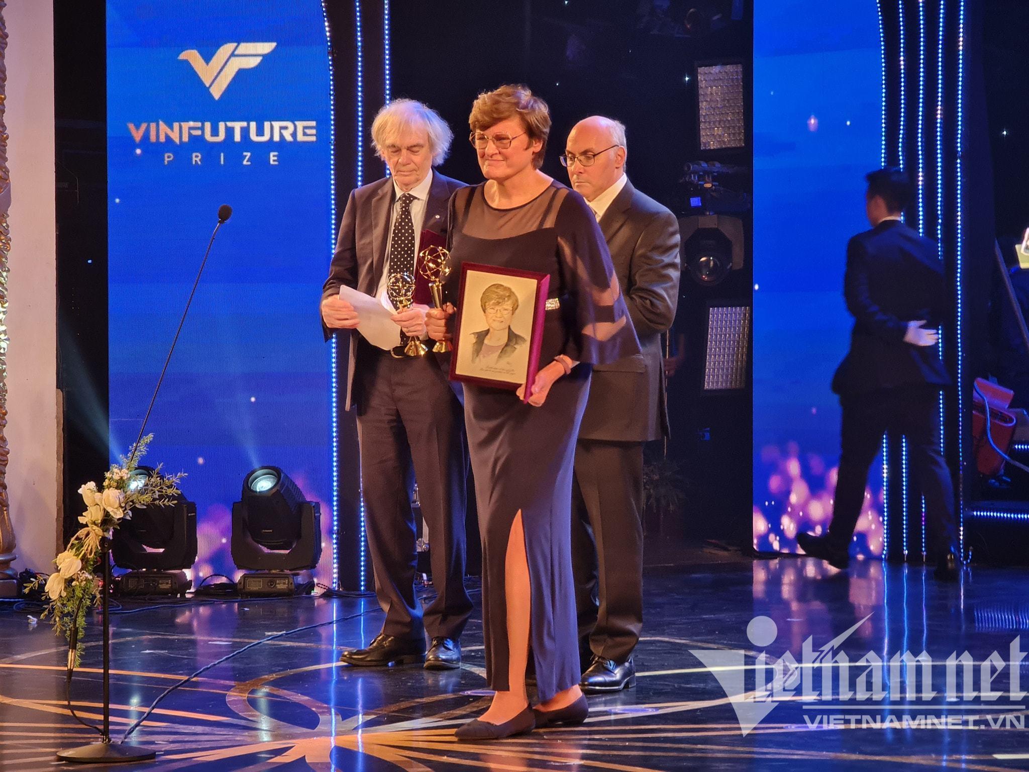Ba nhà khoa học được trao giải thưởng chính VinFuture. Ảnh: Trọng Đạt