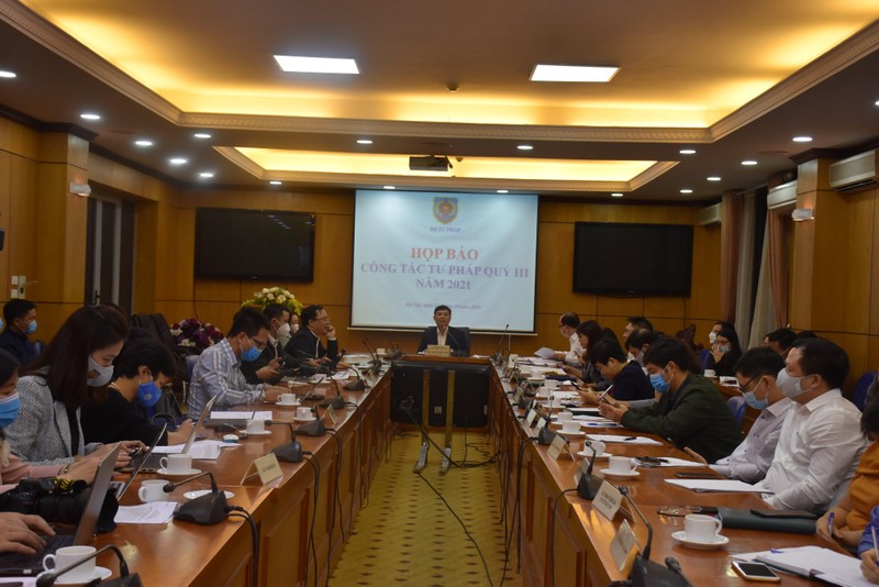 Chánh Văn phòng, người phát ngôn Bộ Tư pháp Nguyễn Quốc Hoàn chủ trì Họp báo