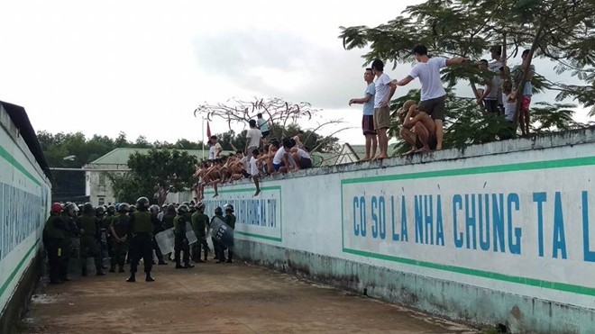 Canh sat dung hoi cay tran ap hoc vien cai nghien doi tron hinh anh 1