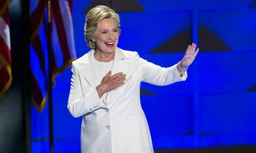 hillary-xem-anh-dong-meo-de-giam-stress-truoc-gio-bau-cu-tong-thong-my