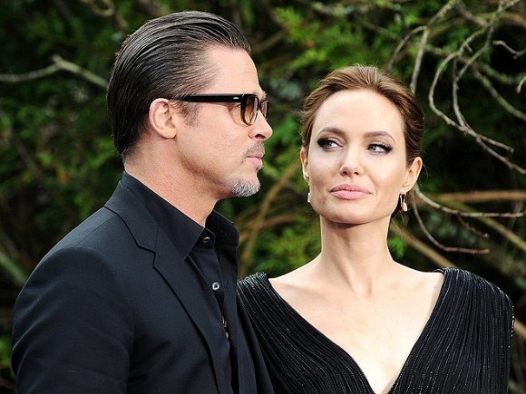 Sau ly hôn, Angela Jolie hút thuốc lá thay cơm, thân hình ngày càng tiều tụy đáng sợ 0 Sau ly hôn, Angela Jolie hút thuốc lá thay cơm, thân hình ngày càng tiều tụy đáng sợ 0