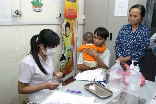 Khi bị cảm cúm, không tự ý dùng thuốc hạ sốt mà cần sự tư vấn của bác sĩ chuyên khoa. Ảnh: TM Khi bị cảm cúm, không tự ý dùng thuốc hạ sốt mà cần sự tư vấn của bác sĩ chuyên khoa. Ảnh: TM