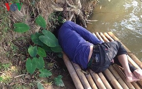 phát hiện người đàn ông bất tỉnh trên chiếc bè nứa chiều 29 tết hình 1 phat hien nguoi dan ong bat tinh tren chiec be nua chieu 29 tet hinh 1