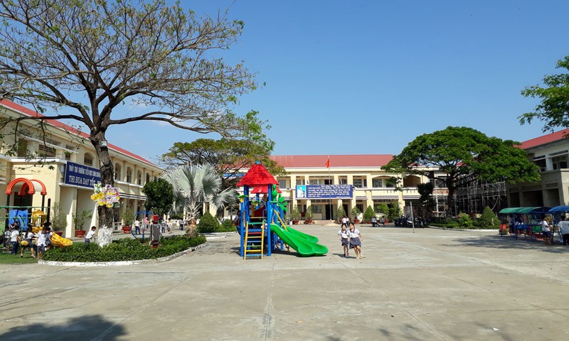 {title} cô giáo quỳ xin lỗi,Võ Hòa Thuận,Long An,khai trừ Đảng