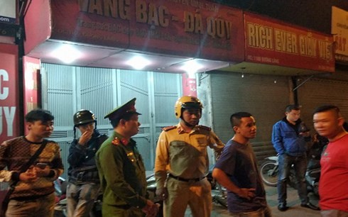 hà nội bắt nghi phạm dùng súng cướp tiệm vàng trong đêm hình 3 ha noi bat nghi pham dung sung cuop tiem vang trong dem hinh 3