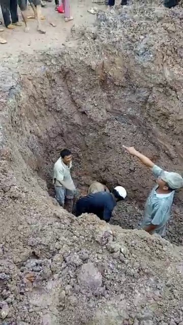 Người dân đào đất cứu sống hai nạn nhân.