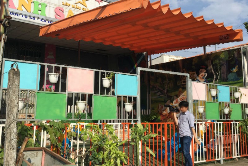 {title} Bé gái 5 tuổi nghi bị bảo mẫu tát sưng mặt ở Sài Gòn