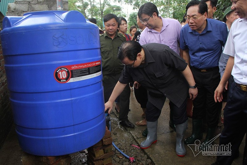 {title} Lội nước ở Chương Mỹ, Bí thư HN lệnh giúp thứ bà con cần, không chỉ mì tôm
