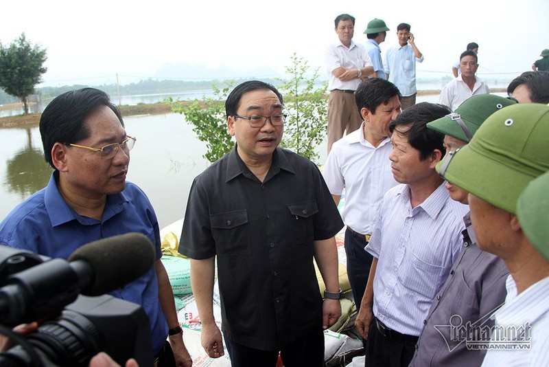 {title} Lội nước ở Chương Mỹ, Bí thư HN lệnh giúp thứ bà con cần, không chỉ mì tôm