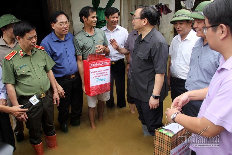 {title} Lội nước ở Chương Mỹ, Bí thư HN lệnh giúp thứ bà con cần, không chỉ mì tôm