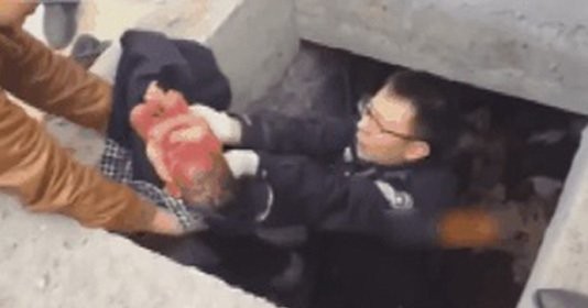 Bé sơ sinh bị bỏ rơi dưới bể phốt vẫn sống sót như một 'phép lạ'