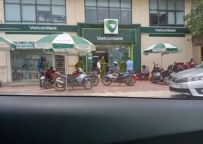 Tước quân tịch một thượng úy công an huyện tới ngân hàng gây rối - Ảnh 1. Tước quân tịch một thượng úy công an huyện tới ngân hàng gây rối - Ảnh 1.