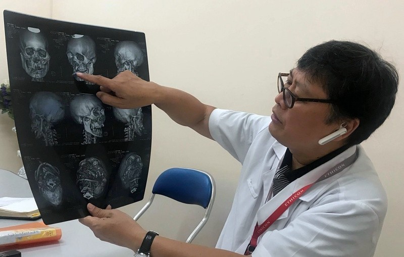 Điều dưỡng đang mang thai bị bệnh nhân giật tóc, lên gối hành hung