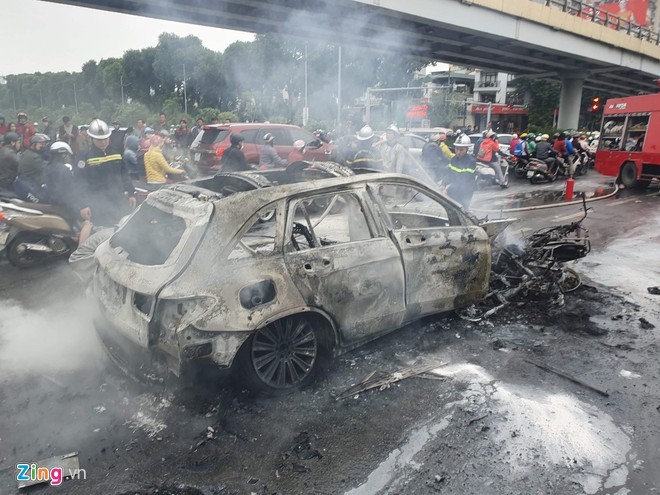 Tam giu hinh su nu tai xe Mercedes GLC 250 hinh anh 1