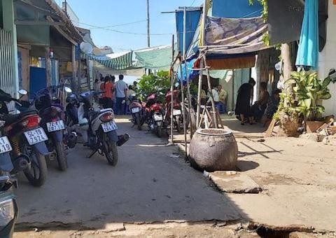 Vợ hắt nước cá trúng nhà hàng xóm, chồng bị chém chết Vo hat nuoc ca trung nha hang xom, chong bi chem chet