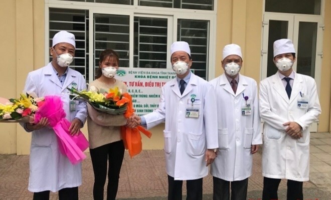 Nguyễn ThuTrang được các bác sĩ Bệnh viện Đa khoa Thanh Hóa tặng hoa khi xuất viện sáng nay. Ảnh: Tô Hà.