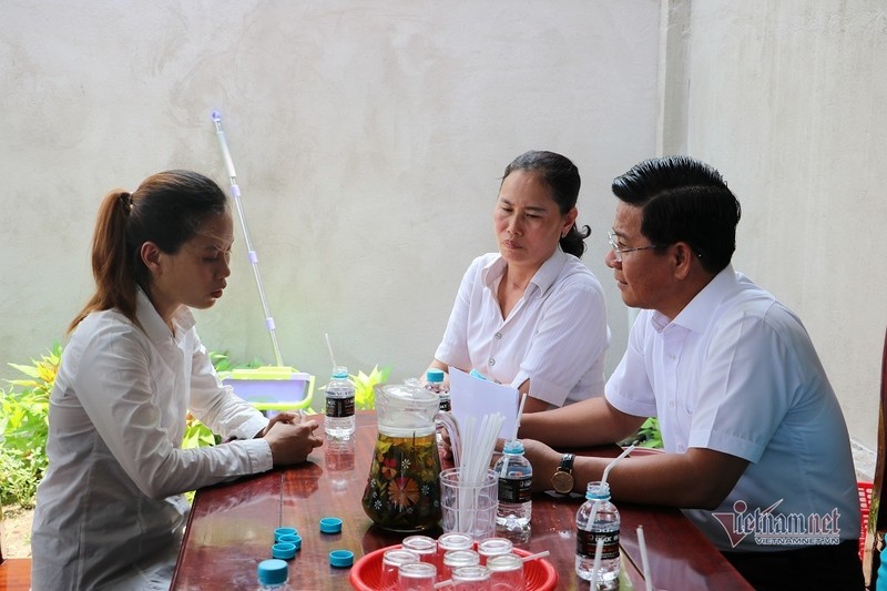 Thực nghiệm hiện trường vụ bé gái 5 tuổi bị hiếp dâm, sát hại ở bãi đất