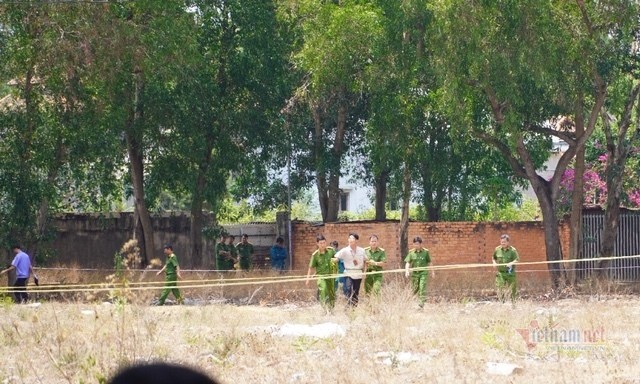 Thực nghiệm hiện trường vụ bé gái 5 tuổi bị hiếp dâm, sát hại ở bãi đất