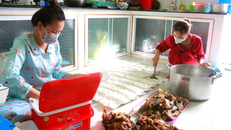 Chị Dương Diệp Đoan Ngân (bên trái) và những người bạn đang chuẩn bị các phần cơm cho người khó khăn.